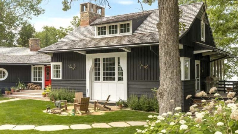 For Fans of Scandinavian Style: A Cottage Nestled in An Oak Grove